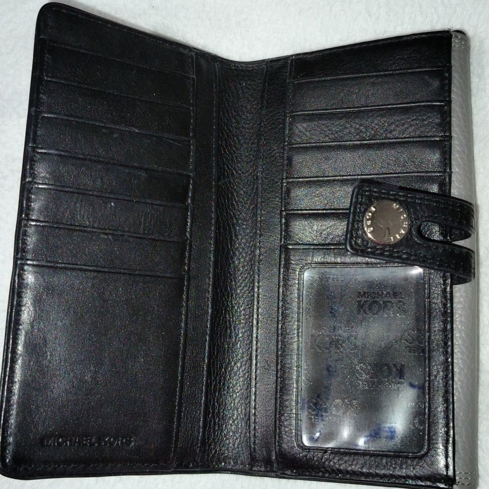 Michael Kors Leather Large Bifold Wallet With Multiple Slots 8" X 4"